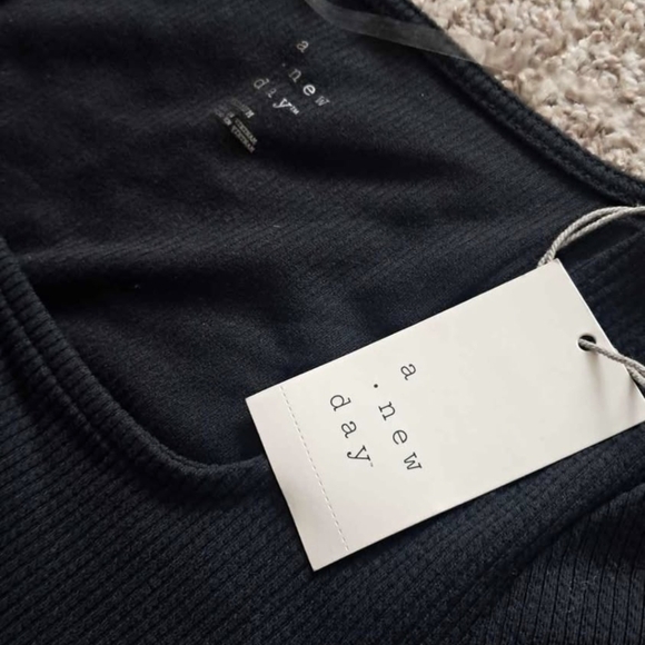 Size Medium 4 Tops - Picture 4 of 8